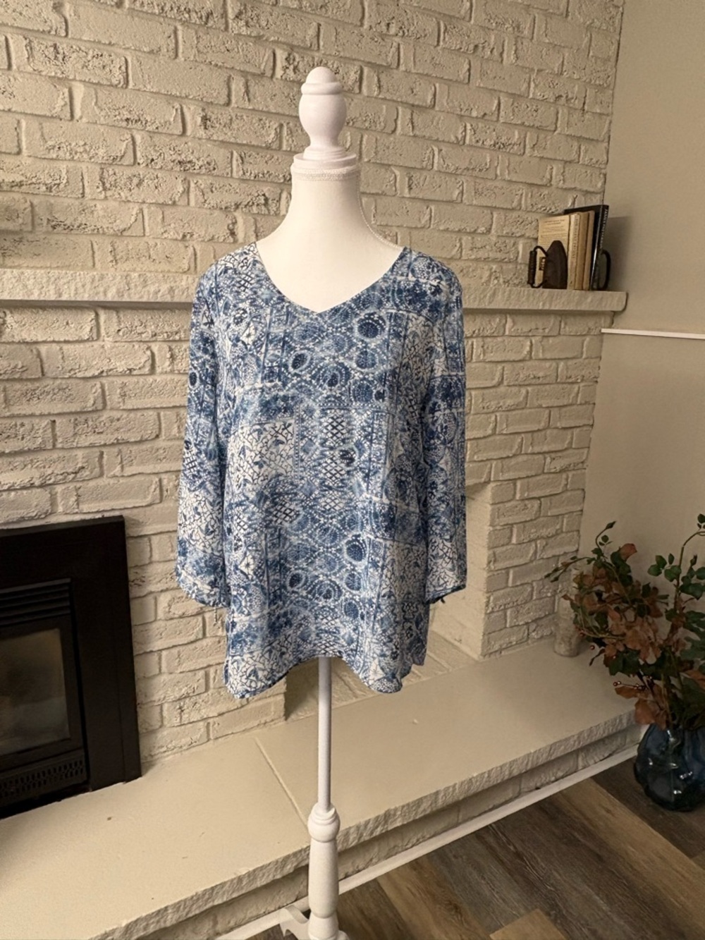 Lasania Women's Size 10 Light Blue Printed V-Neck 3/4 Sleeve Tunic Top 10